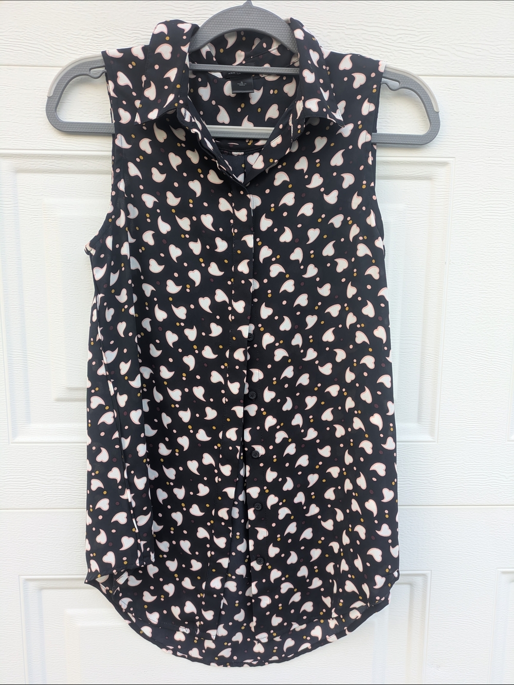 Ann Taylor Black Sleeveless Button-Front Blouse with Cream Heart Print Women's S